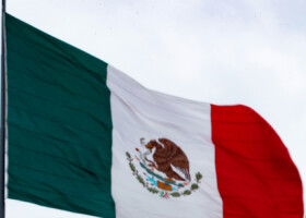 メキシコ国旗（ＥＰＡ時事）
