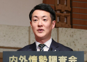 内外情勢調査会で講演する大阪市の横山英幸市長＝１５日午後、同市