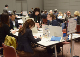 ２０２５年大阪・関西万博に向けパビリオンの建設などを日本側に相談する参加国の担当者ら＝１５日午後、大阪市北区