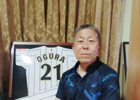 撮影に応じる小倉全由さん＝６月８日、千葉県内
