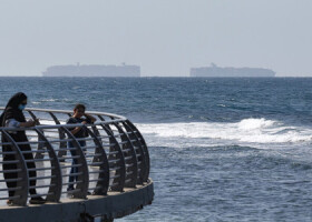 紅海を運航する貨物船＝２１日、サウジアラビア・ジッダ