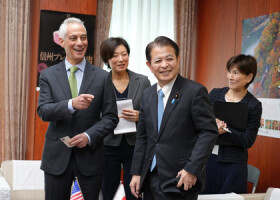 エマニュエル駐日米大使（左端）と談笑する宮下一郎農林水産相（右手前）＝１日午前、東京・霞が関の農水省