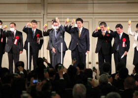 自民党安倍派のパーティーで乾杯する安倍晋三元首相（右から４人目）ら＝２０２１年１２月６日、東京都港区