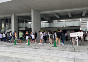 平和記念資料館（原爆資料館）入館のため並ぶ人々＝８月１４日、広島市中区