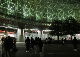 緊急地震速報が出て、ＪＲ金沢駅前の駐車場に避難した人たち＝１日午後、金沢市