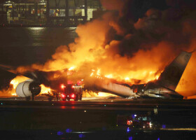 滑走路上で炎上する日本航空機＝２日午後７時、東京・羽田空港