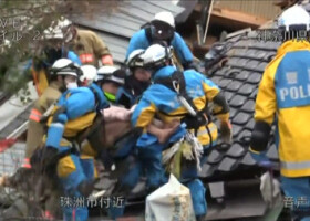 倒壊した住宅から救出される男性＝３日午後、石川県珠洲市（警察庁提供）