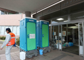避難所に設置された仮設トイレ＝５日午後、石川県輪島市