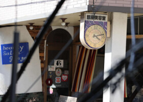 地震発生時刻付近で止まったままの時計＝５日午後、石川県珠洲市