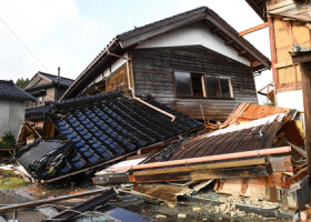 能登半島地震で倒壊した家屋＝４日、石川県穴水町（ＡＦＰ時事）
