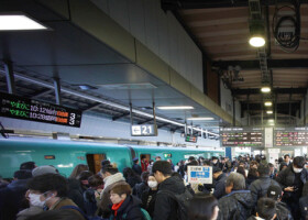 帰省客らで混雑する東北新幹線ホーム＝１２月２９日、ＪＲ東京駅