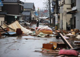 雨が降る中、被災地にたたずむ人＝６日午前、石川県珠洲市