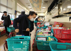 買い物をする人たち＝６日午後、石川県輪島市