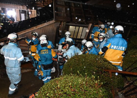 倒壊した家屋の中から救出された被災者を運ぶ警察官ら＝６日午後、石川県珠洲市（警視庁提供）