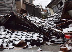 崩れ落ちた住宅に積もる雪＝７日午前、石川県輪島市