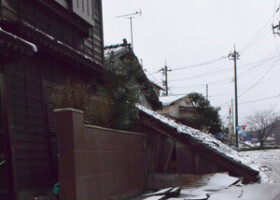 ひび割れた道路に積もる雪＝７日午後、石川県輪島市