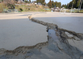 地震の影響で小学校の校庭にできた地割れ＝６日、石川県珠洲市