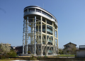 高知県黒潮町にある日本最大級の津波避難タワー（同町提供）
