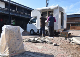 復旧支援にあたる職員らに向け、有料で炊き出しを行うキッチンカー＝１月３１日、石川県輪島市