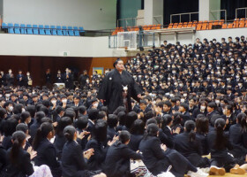 母校の埼玉栄中・高を訪れ、生徒約２２００人に拍手で迎えられる琴ノ若（中央）＝１３日、さいたま市