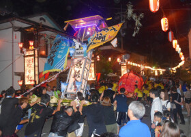 「輪島大祭」で披露された巨大な灯籠「キリコ」＝２０１６年８月２５日、石川県輪島市