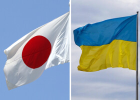 日本国旗（写真左）とウクライナ国旗（ＡＦＰ時事）