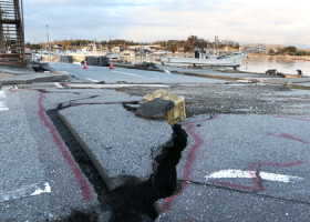 能登半島地震の影響で地割れした漁港＝６日、石川県七尾市