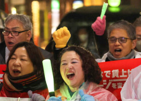 デモ行進する連合の芳野友子会長（前列右）ら＝２２日午後、東京都中央区