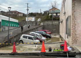 能登半島地震に伴う液状化によって、車が水に浸かった新潟市内の駐車場（資料写真）
