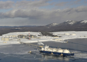 ロシア・サハリン沖の液化天然ガス（ＬＮＧ）開発事業「サハリン２」プラント＝２０１２年２月（サハリンエナジー社提供）