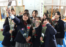 卒業式を終え、笑顔で記念撮影する石川県立飯田高校の卒業生＝１日午後、同県珠洲市