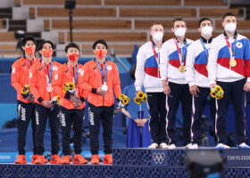 東京五輪の体操男子団体総合、優勝したロシア・オリンピック委員会（ＲＯＣ、右）と２位の日本＝２０２１年７月、東京・有明体操競技場