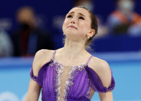北京五輪のショートプログラムの演技前に涙ぐむワリエワ＝2022年２月（ＥＰＡ時事）