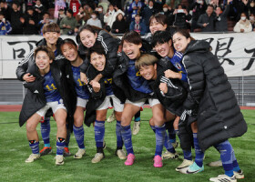 北朝鮮に勝利してパリ五輪出場を決め、喜ぶサッカー日本女子代表の選手ら＝２月２８日、東京・国立競技場