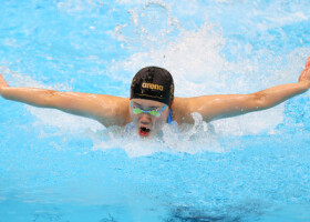 女子１００メートルバタフライ予選で力泳する平井瑞希＝１７日、東京アクアティクスセンター