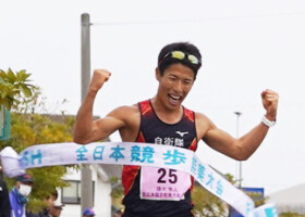全日本競歩能美大会の男子２０キロで優勝した勝木隼人＝１７日、石川県能美市