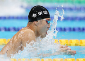 競泳男子１００メートル平泳ぎ準決勝で力泳する深沢大和＝１７日、東京アクアティクスセンター