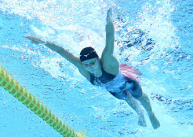 競泳女子１００メートルバタフライ準決勝で力泳する池江璃花子＝１７日、東京アクアティクスセンター