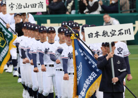 第９６回選抜高校野球大会の開会式で、入場行進する日本航空石川の選手ら＝１８日、甲子園