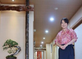 「民宿あおまさ」のおかみ、青木栄美子さん＝２月２３日、富山県氷見市