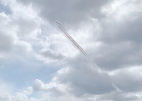 輪島中学校の上空を飛行するブルーインパルス＝１８日午後、石川県輪島市（石川県提供）