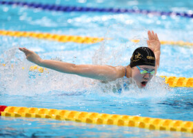 女子１００メートルバタフライ決勝で力泳する平井瑞希＝１８日、東京アクアティクスセンター