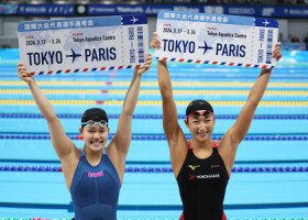 女子１００メートルバタフライでパリ五輪代表に決まり、笑顔を見せる池江璃花子（右）と平井瑞希＝１８日、東京アクアティクスセンター