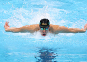 男子２００メートルバタフライ予選で力泳する本多灯＝２０日、東京アクアティクスセンター
