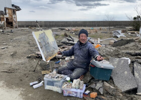全国の被災地の絵を描き続ける画家、鈴木誠さん＝８日、石川県珠洲市
