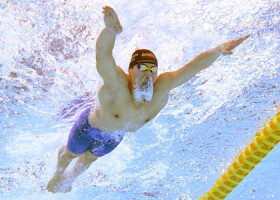 男子２００メートルバタフライ決勝で力泳する本多灯＝２１日、東京アクアティクスセンター