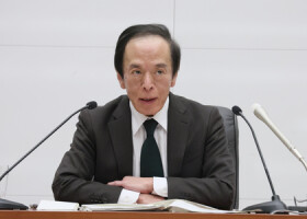 金融政策決定会合を終え、記者会見する日銀の植田和男総裁＝１９日、東京都中央区