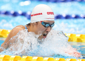 女子２００メートル平泳ぎ決勝で力泳する鈴木聡美＝２２日、東京アクアティクスセンター