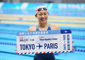 女子２００メートル平泳ぎでパリ五輪代表を決め、笑顔を見せる鈴木聡美＝２２日、東京アクアティクスセンター