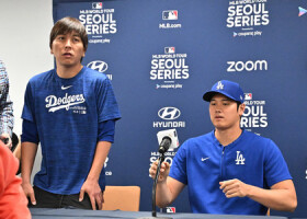 米大リーグ開幕シリーズ前の記者会見に臨むドジャースの大谷翔平（右）と水原一平通訳（当時）＝１６日、ソウル（ＡＦＰ時事）